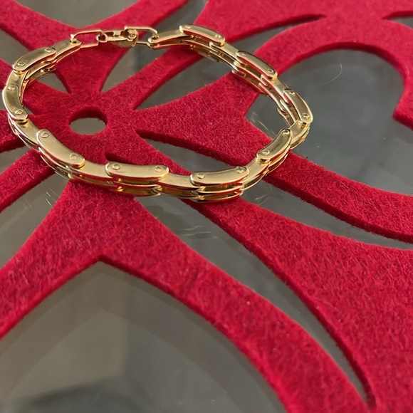 Napier, vintage, 7.5”, snap lock closure,gold tone triple link bracelet, as new. - Picture 4 of 10